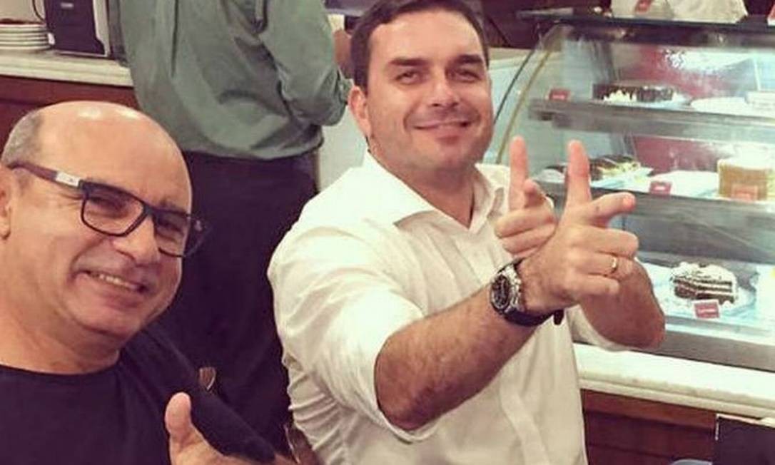 MP faz busca e apreensão em endereços de Queiroz e parentes de Bolsonaro