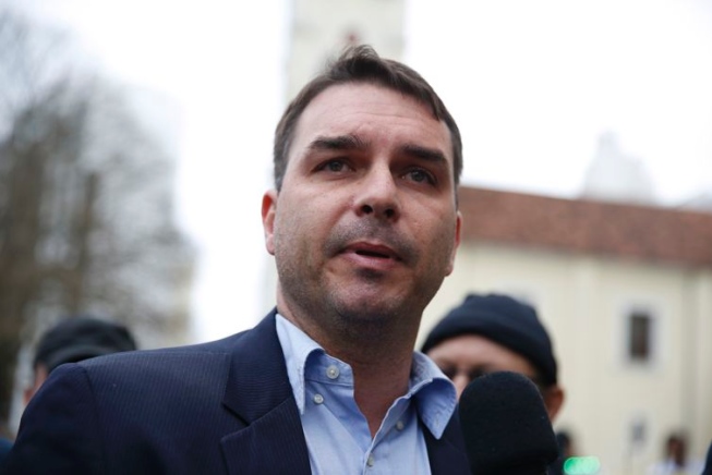 Juiz quebra sigilo telefônico de pessoas ligadas à família Bolsonaro