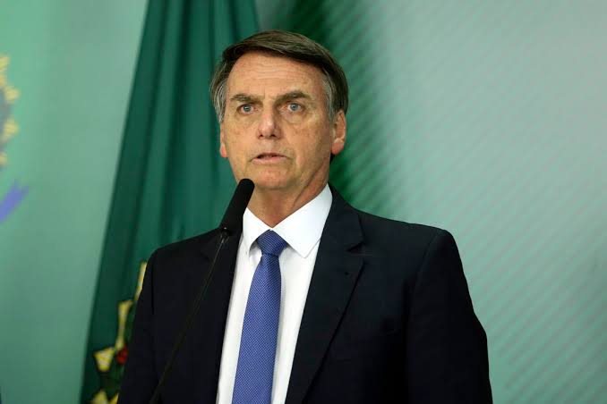 Repórter pergunta sobre Queiroz e Bolsonaro diz: "Você tem cara de homossexual"