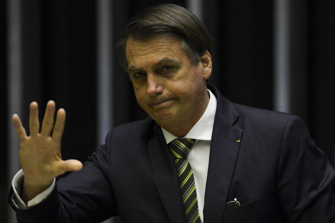 Bolsonaro sofre queda no Palácio do Planalto e vai às pressas para o hospital