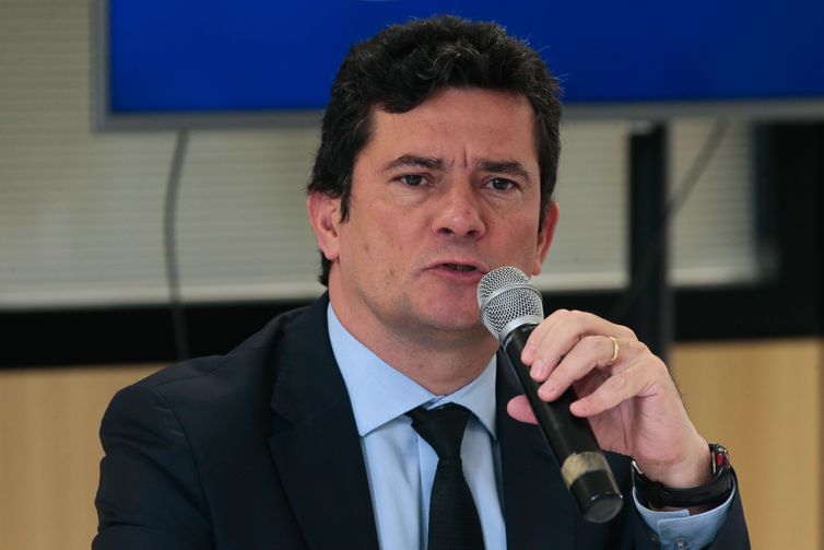 Bolsonaro contrapõe Moro e mantém juiz de garantias no projeto anticrime
