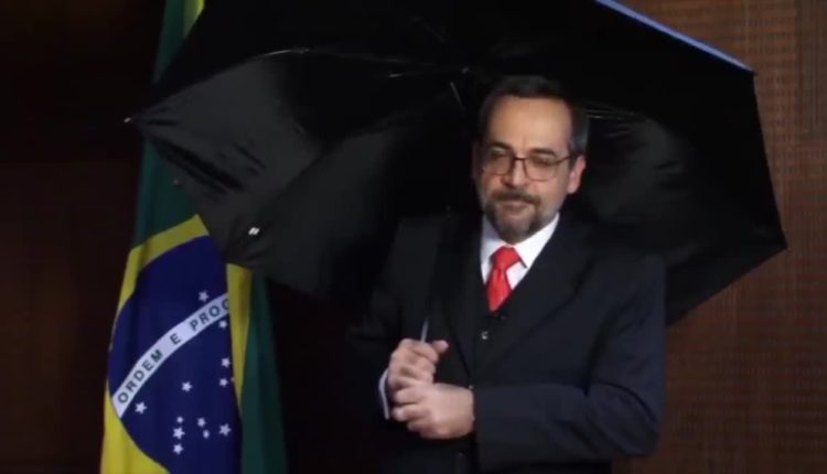 Ministro da Educação compartilha crítica a Bolsonaro e diz que foi “sem querer”