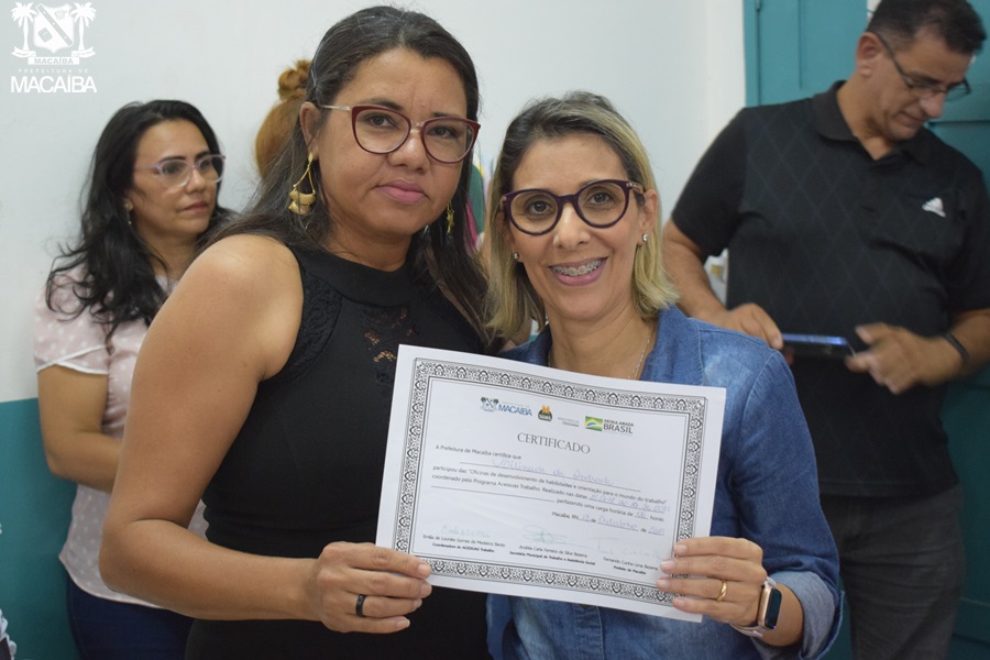 Macaíba: Prefeitura entrega mais de 70 certificados de qualificação profissional