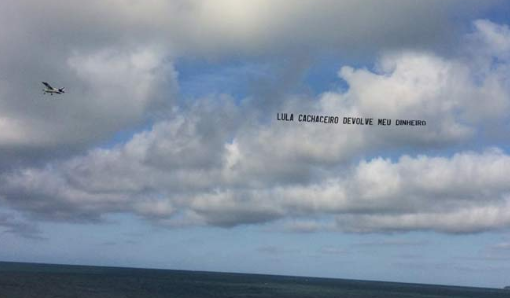 Lula processa dono da Havan após ser chamado de "cachaceiro" em cartaz aéreo