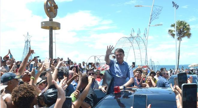VÍDEO: Bolsonaro faz passeio em Salvador e é ovacionado aos gritos de "mito"