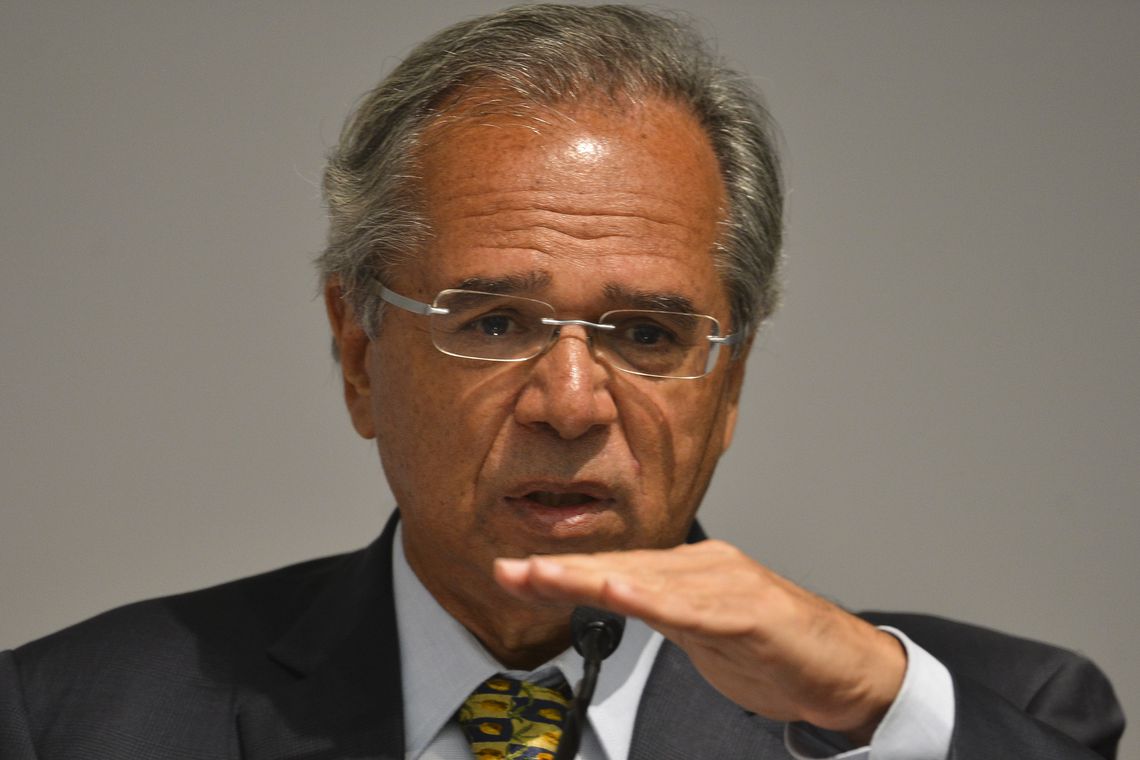 Decreto deixa Paulo Guedes responsável por diárias e passagens aéreas