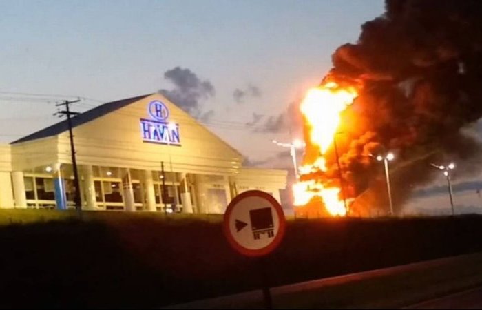 VÍDEO: Estátua da Havan pega fogo. Amigo de Bolsonaro, dono fala em "terrorismo"