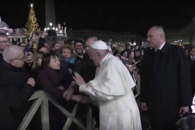 VÍDEO: Papa Francisco pede desculpas por tapa em fiel no Vaticano; assista