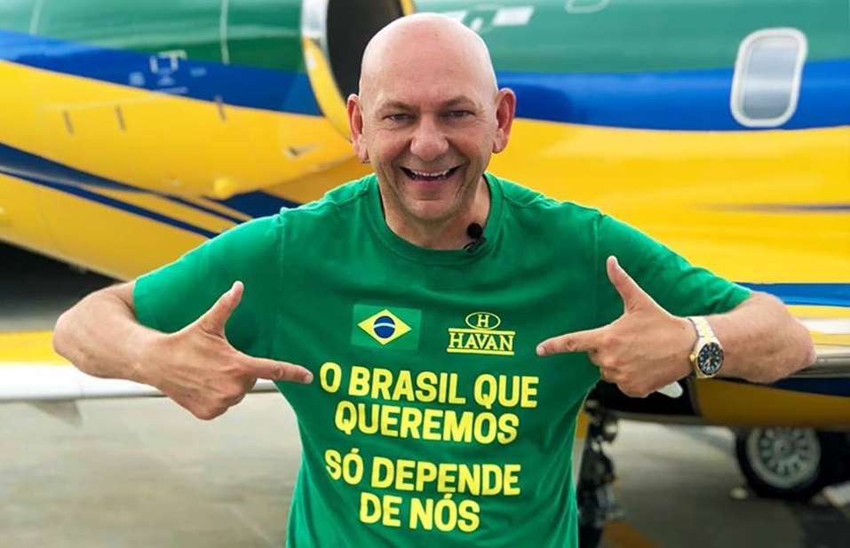 "Melhor que verão...": Dono da Havan divulga nova faixa contra Lula; veja vídeo