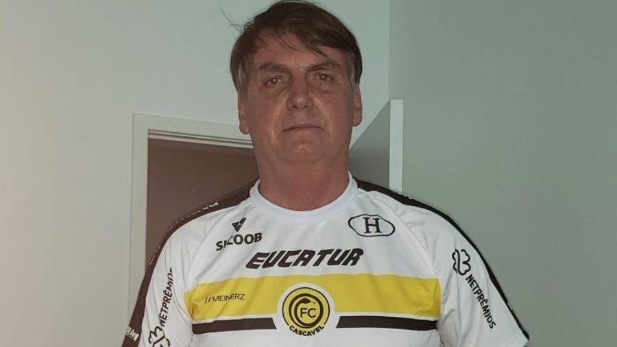 Bolsonaro presta solidariedade a Luciano Hang após incêndio de estátua