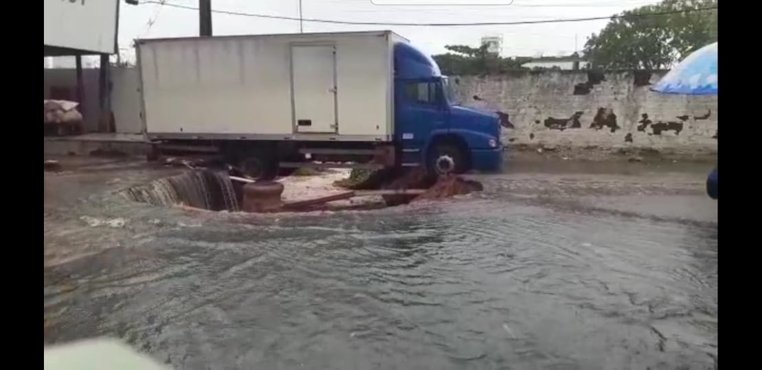 (VÍDEO) Cratera se abre com fortes chuvas em Natal e quase engole caminhão; veja