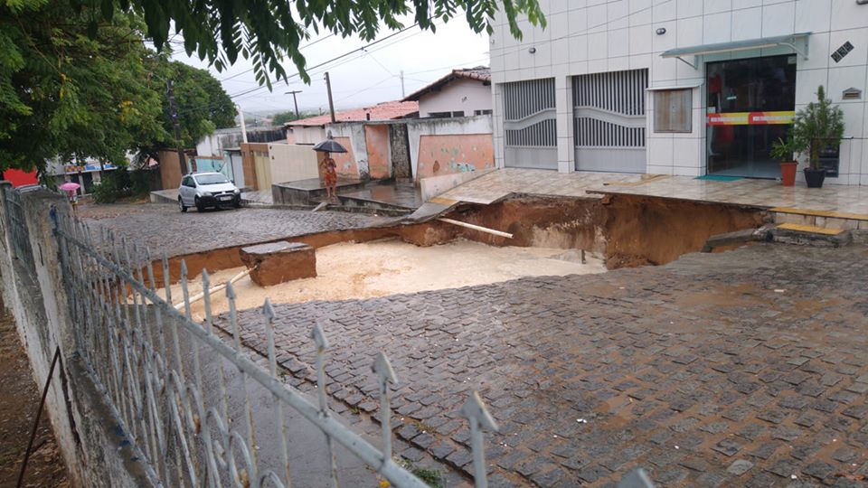 "Fomos pegos de surpresa", diz prefeito de Natal após caos causado pelas chuvas