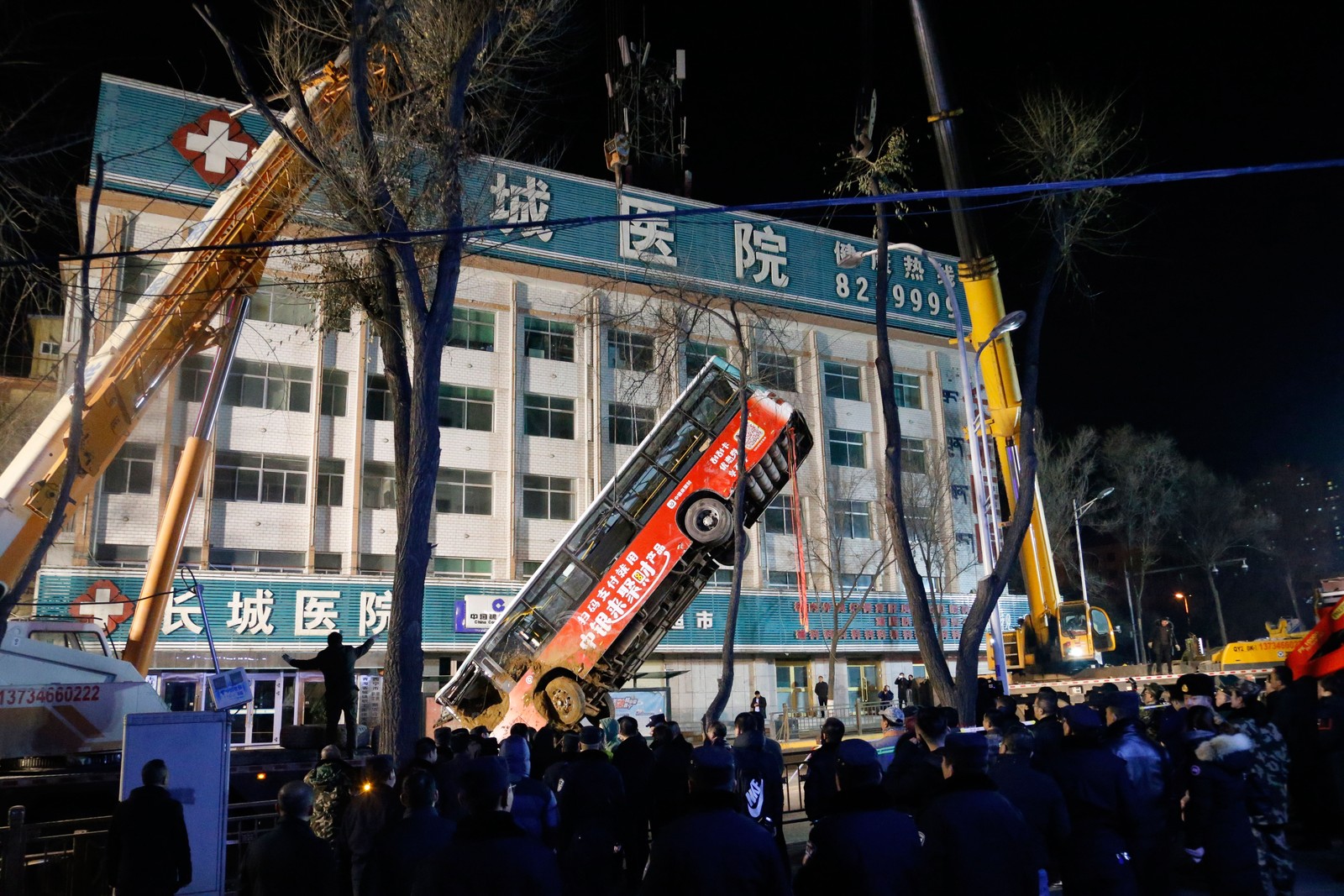 VÍDEO: Cratera de 80 metros se abre em rua da China e engole ônibus; 6 mortos