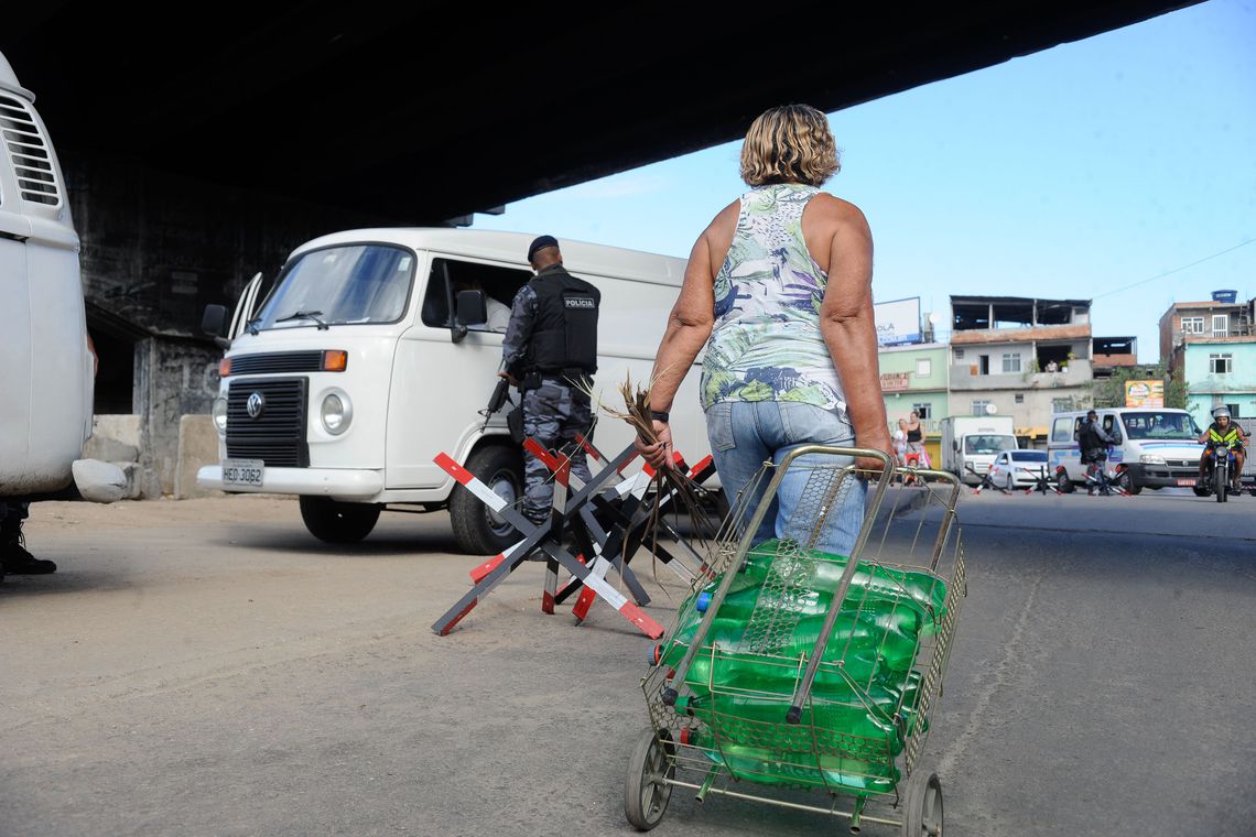 EUA elevam alerta de segurança e pede que turistas evitem favelas do Brasil