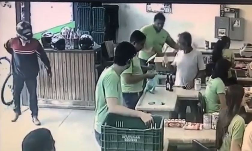 VÍDEO: Homem anuncia assalto em mercearia, é ignorado por clientes e vai embora