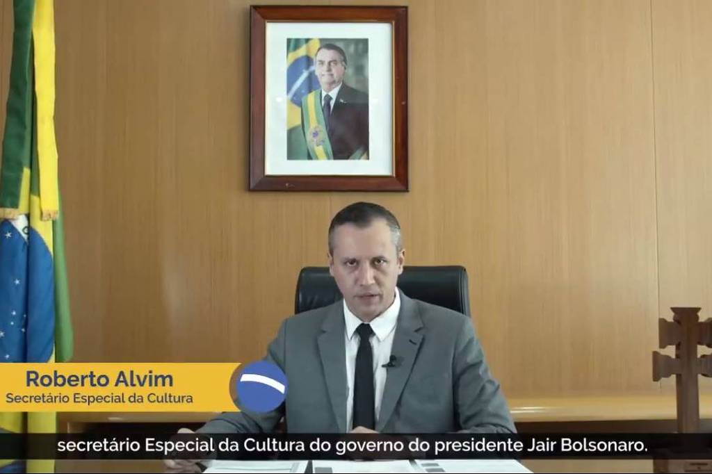 Secretário demitido por Bolsonaro pede perdão por referência nazista em post