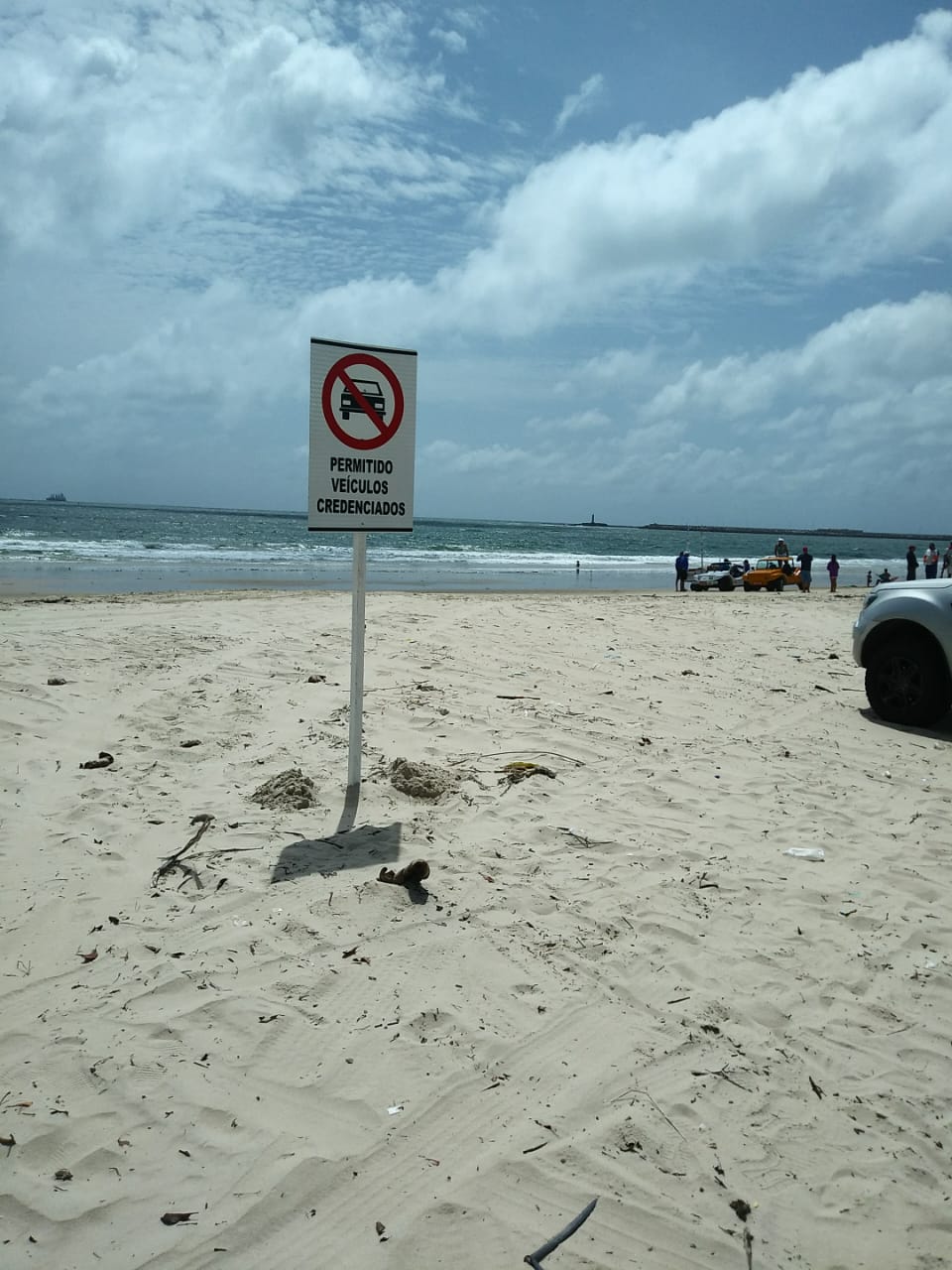 Detran instala placas de proibição ao tráfego de veículos nas praias