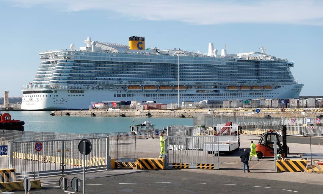 Coronavírus: Cruzeiro com 7 mil pessoas é bloqueado em porto italiano