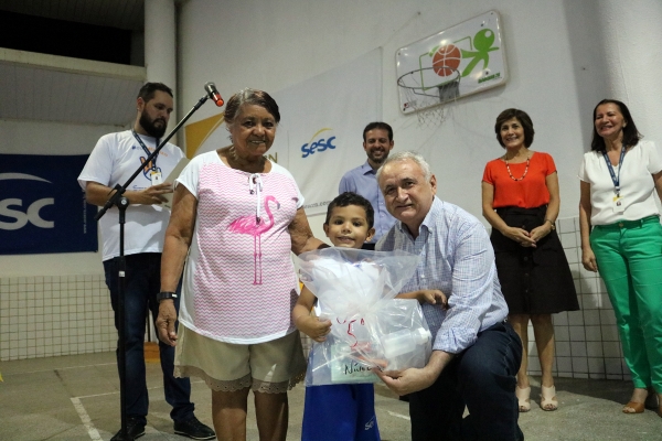 Alunos da Escola Sesc Macaíba recebem kits escolares gratuitamente
