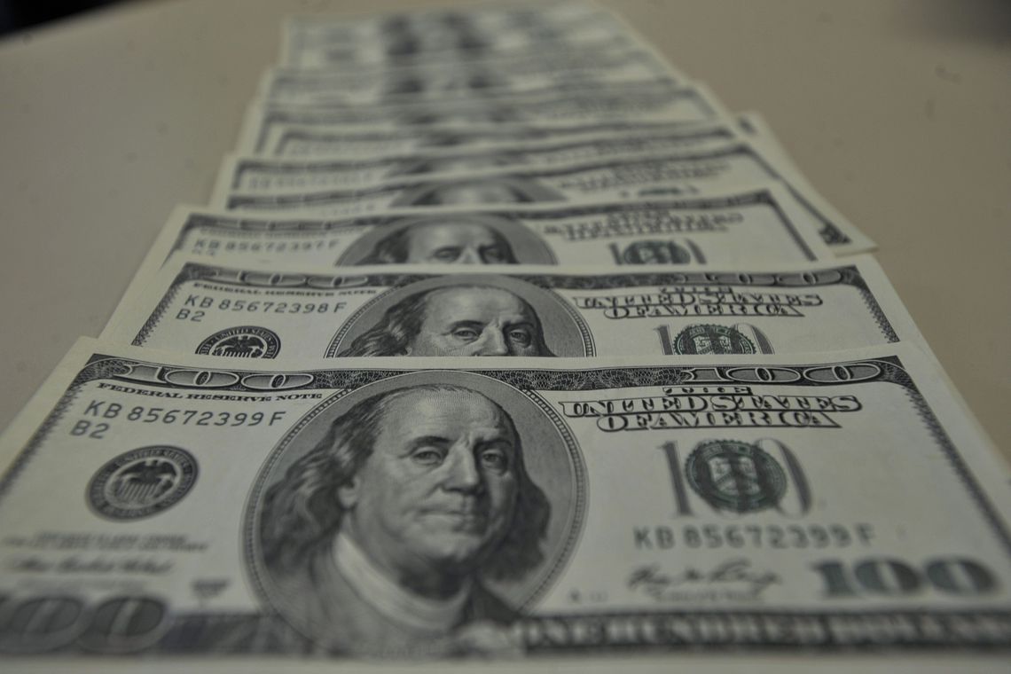 Dólar passa de R$ 4,28 e fecha no maior nível desde criação do real