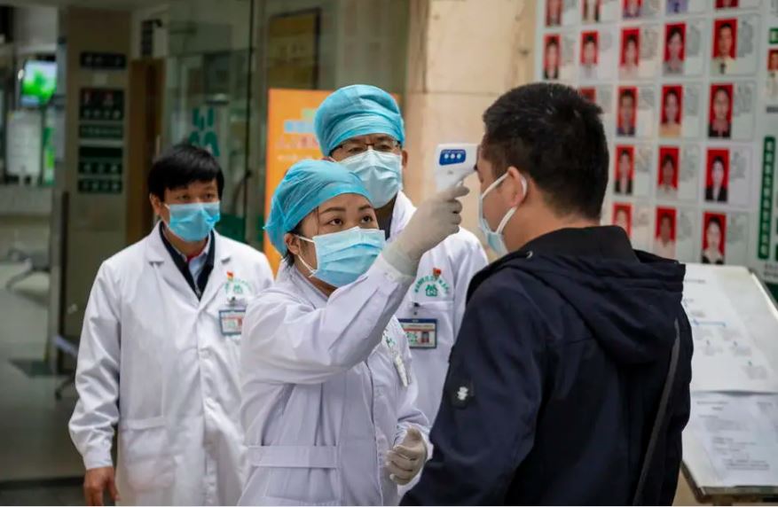 Mortes na China por coronavírus chegam a 811 e ultrapassam epidemia de SARS