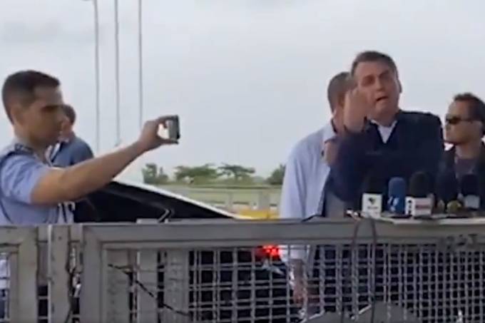 VÍDEO: Bolsonaro dá ‘banana’ para jornalistas e reclama da imprensa; assista