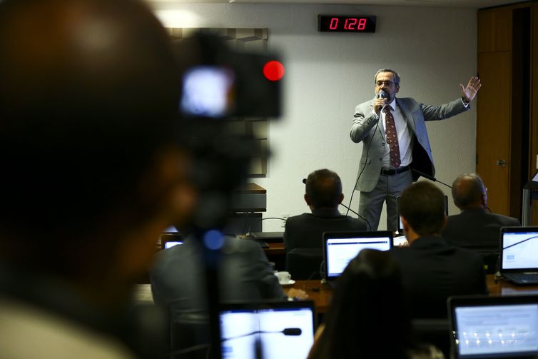 No Senado, Weintraub diz que Enem foi alvo de "chuva de fake news"