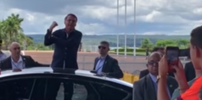 VÍDEO: Bolsonaro repete "banana" para imprensa após pergunta sobre primeira dama