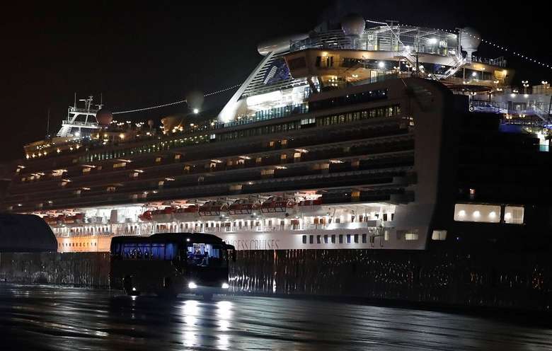 Novo coronavírus: 1º grupo de passageiros deixa navio sob quarentena