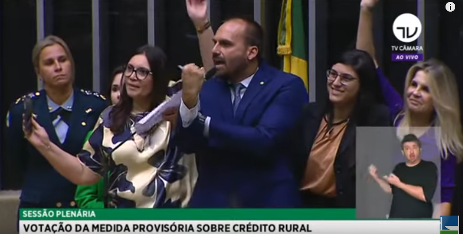 VÍDEO: Após o pai, Eduardo Bolsonaro manda banana a deputadas: "Raspem o sovaco"