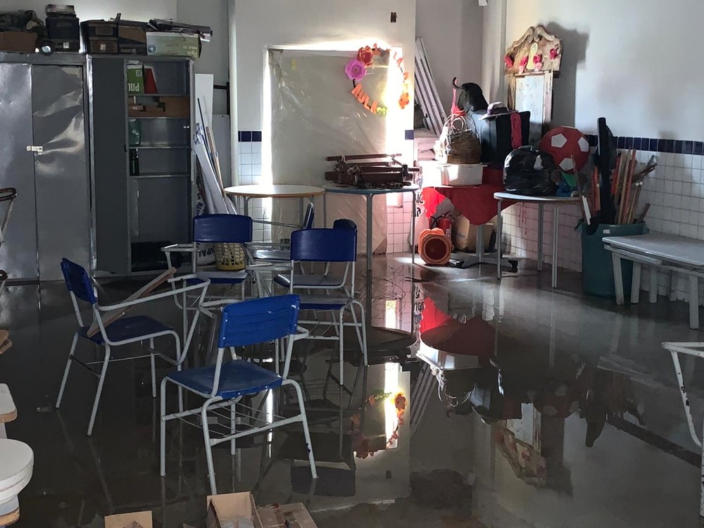 Escola na Grande Natal alaga após fortes chuvas e aulas são suspensas