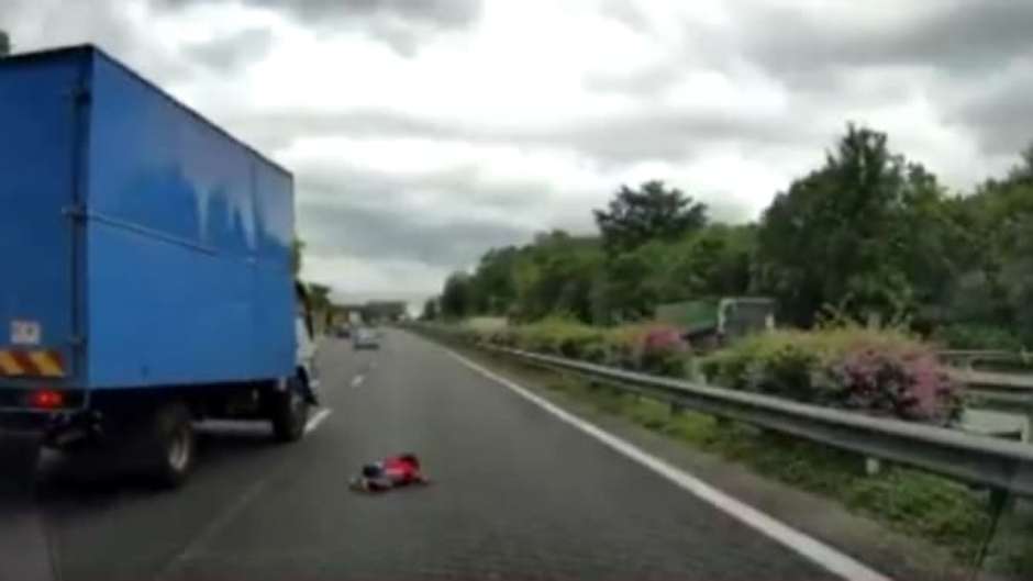 VÍDEO: Criança de 2 anos é jogada para fora do carro durante ultrapassagem; veja