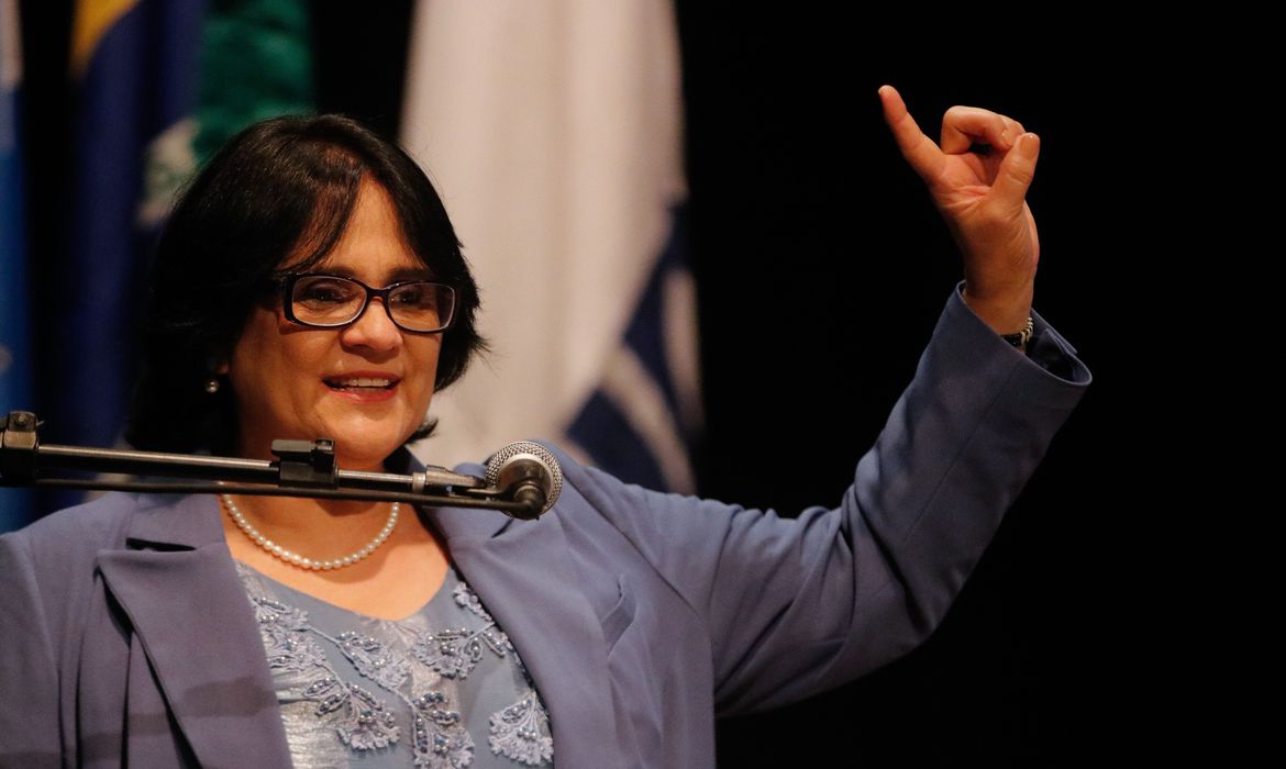 Ministra diz que governo tem como prioridade proteger o direito à vida