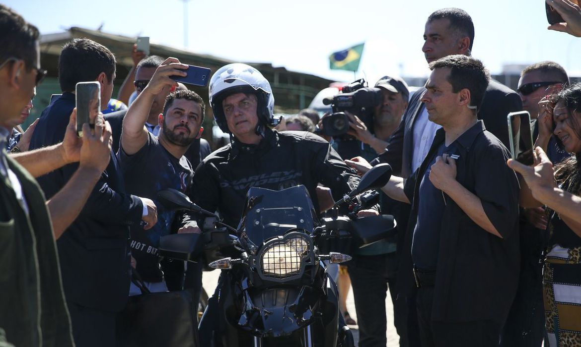 VÍDEO: Bolsonaro passeia de moto no Guarujá e é ovacionado por populares
