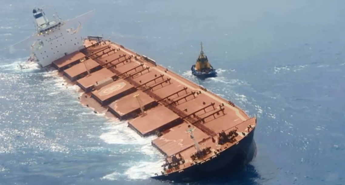 Risco de afundar: navio contratado da Vale ameaça novo desastre ambiental no NE