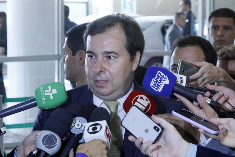 Rodrigo Maia defende respeito às instituições e pede união pelo país