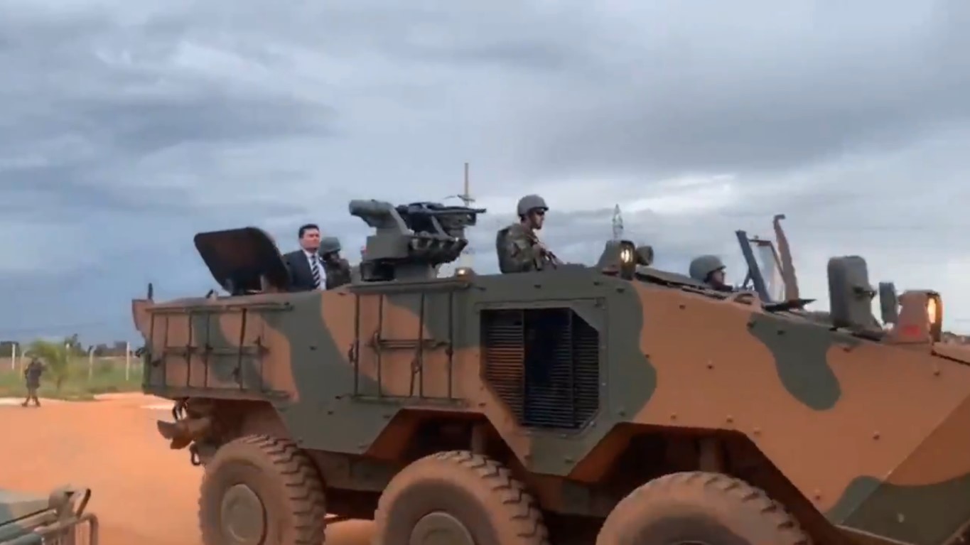 Moro vai à Papuda em tanque de guerra para acompanhar operação