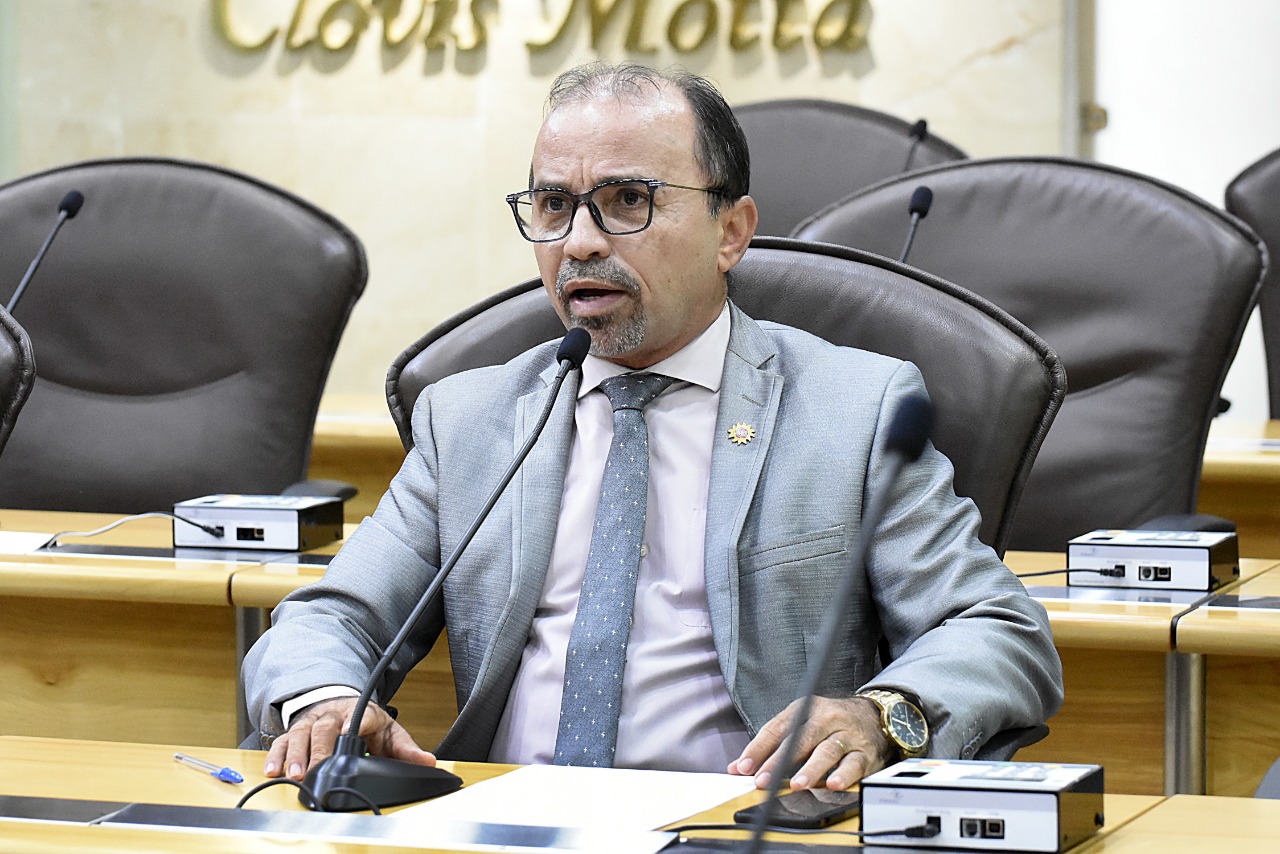 Sandro lamenta veto do prefeito a projeto que beneficia população de rua