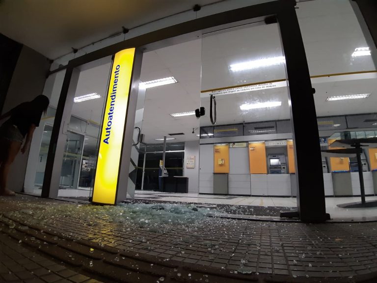 Bandidos invadem cidade do RN, metralham posto da PM e explodem Banco