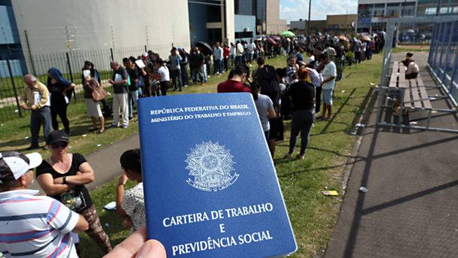 Desemprego recua no trimestre encerrado em janeiro