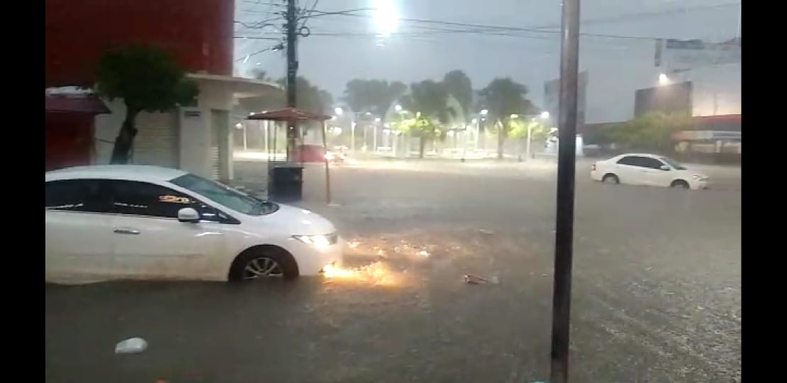VÍDEO: Centro de Mossoró fica debaixo d'água após fortes chuvas; assista