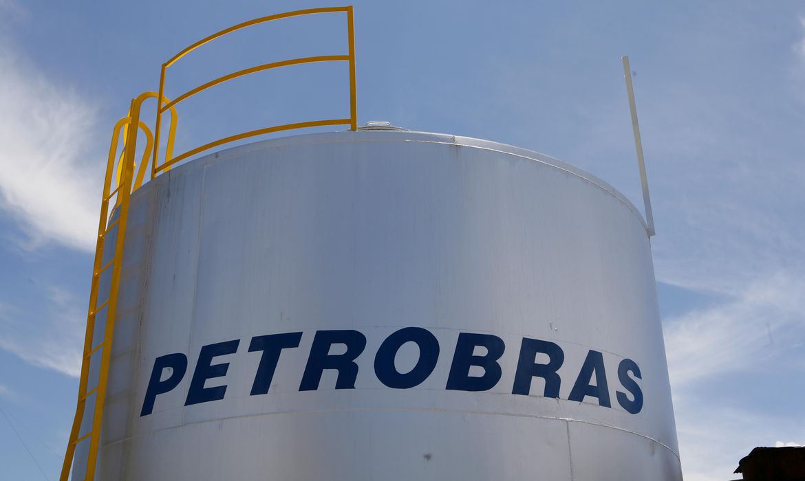 Petrobras baixa preço do combustível pela quinta vez em 2020, diz Bolsonaro