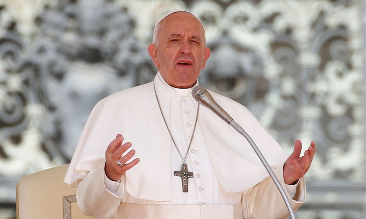 Papa faz primeira aparição pública após ser acometido por gripe