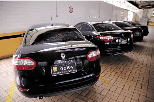 Frota de carrões oficiais dos Senadores custa R$146 mil só em gasolina