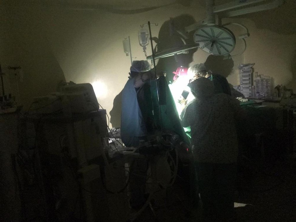 Médicos usam lanterna de celular em cirurgia durante apagão em hospital do RN