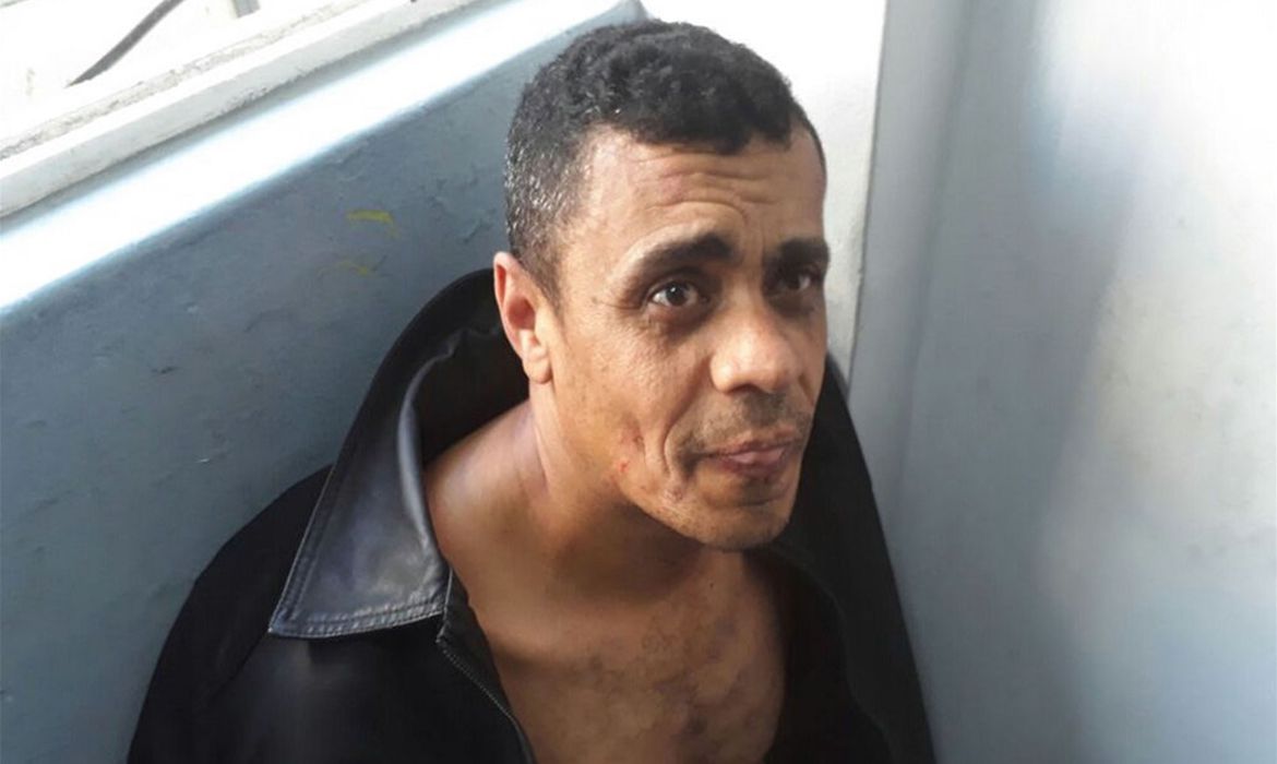 Justiça manda autor de facada em Bolsonaro deixar presídio e ir para hospital