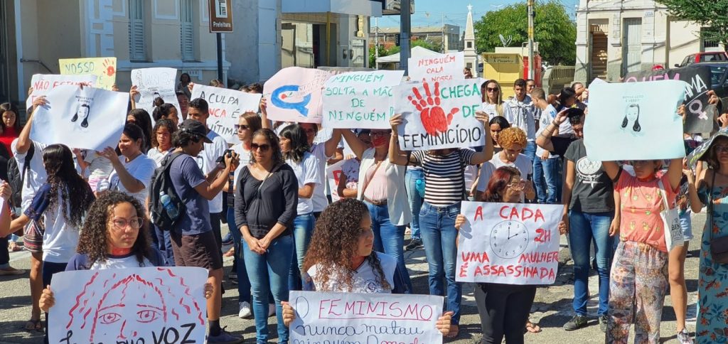 Protesto pede fim da violência contra mulheres e lembra morte da estudante Zaira