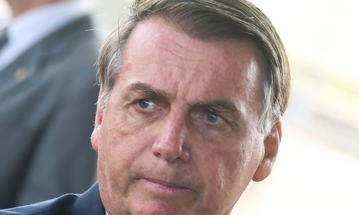 Bolsonaro retira poder de Paulo Guedes sobre o orçamento