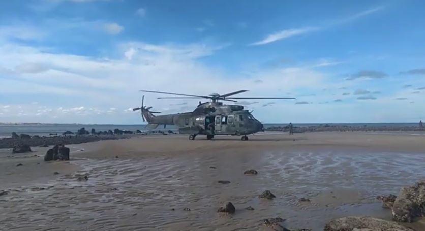 VÍDEO: Helicóptero resgata piloto da FAB após ejetar de avião, assista