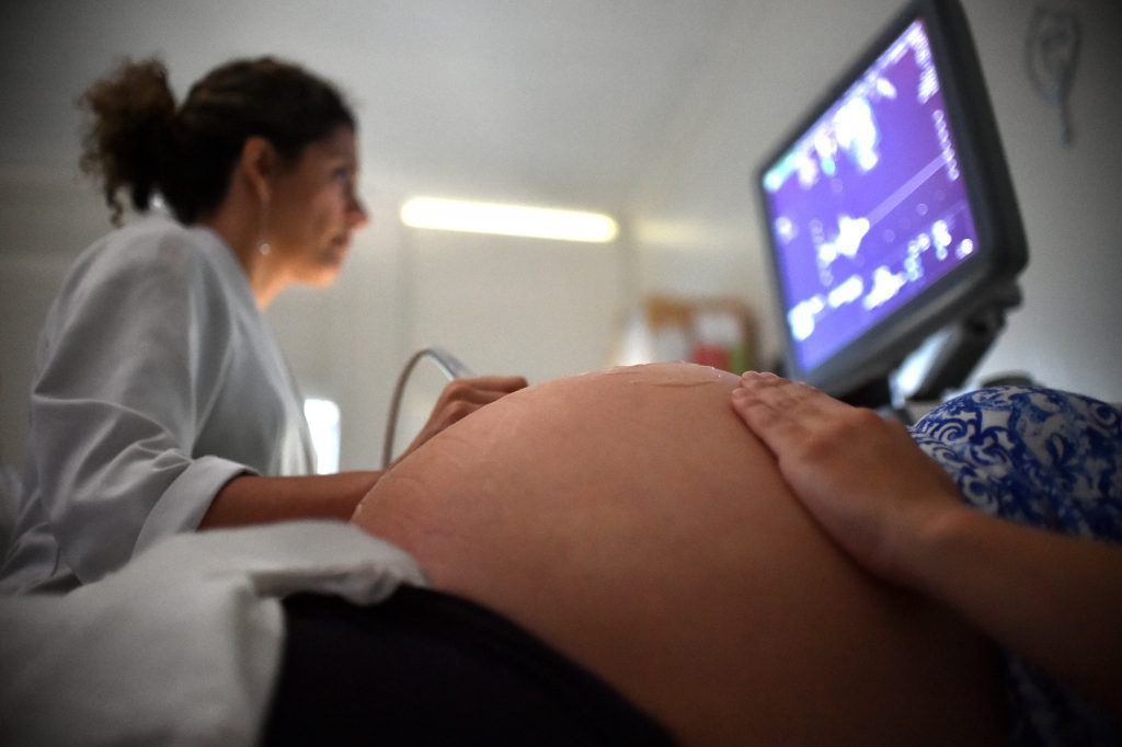 PL autoriza mulheres grávidas a reagendarem exames físicos em concursos
